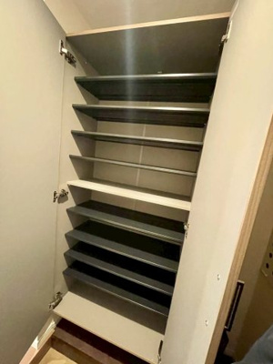 【玄関】 | 日商岩井菫橋ハイツ | たっぷり収納できるシューズボックス。家族全員の靴がすっぽりおさまりますね。