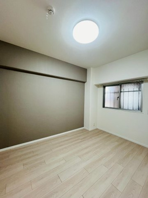 【洋室】 | 日商岩井菫橋ハイツ | 洋室（約5.2帖）：飽きのこないアースカラーのアクセントクロスを採用。