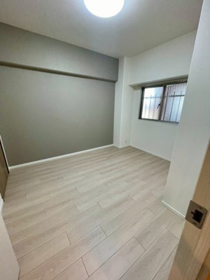 【洋室】 | 日商岩井菫橋ハイツ | 洋室（約5.2帖）：家具のレイアウトがしやすいシンプルな洋室です。