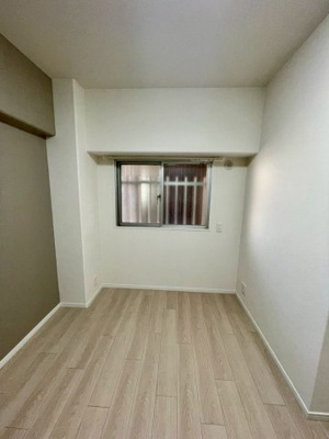 【洋室】 | 日商岩井菫橋ハイツ | 洋室（約5.2帖）：共用廊下側に窓があります。