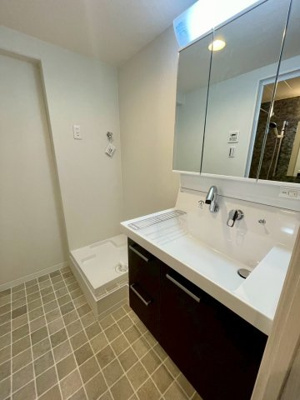 【洗面所】 | 日商岩井菫橋ハイツ | 洗面設備も新調済み。コップの乾燥やちょい置きに便利なドライパレットに、根元に水がたまらない壁付水栓など、使い勝手のいい洗面台です。