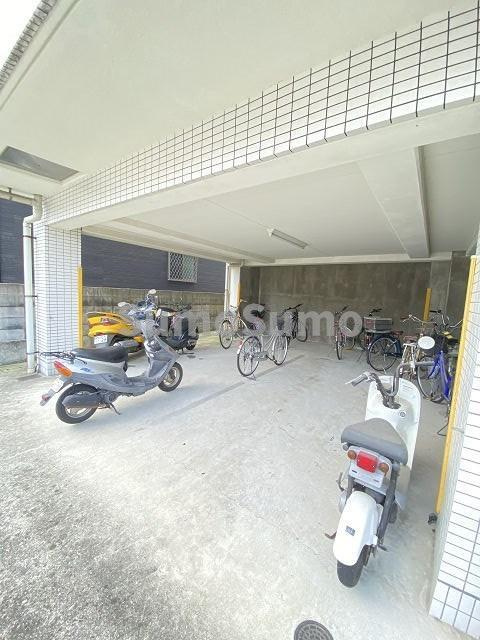 シオン塚口の駐車場
