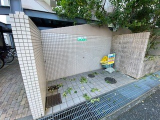 サンプラザ本山南の外観