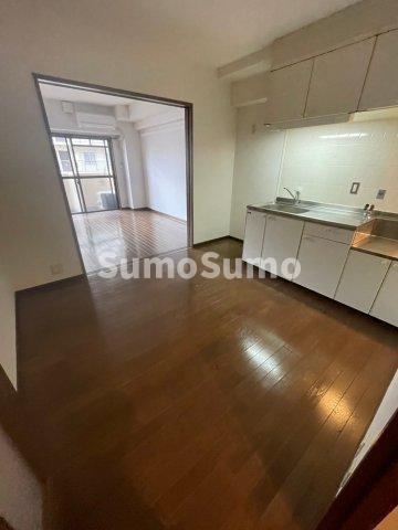サンクラッソ湊川公園駅前の居間・リビング|ゆったりとした居間です