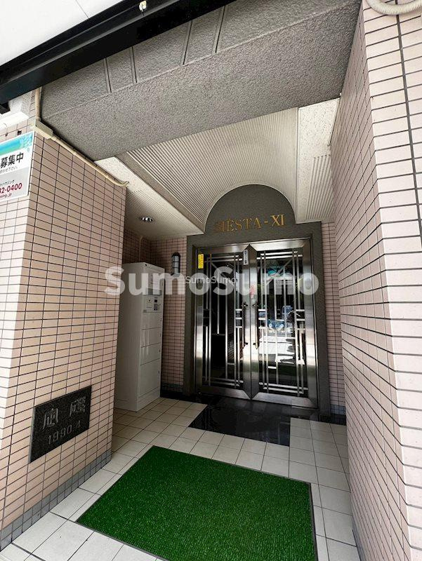 シェスタイレブンのエントランス|建物の内部です