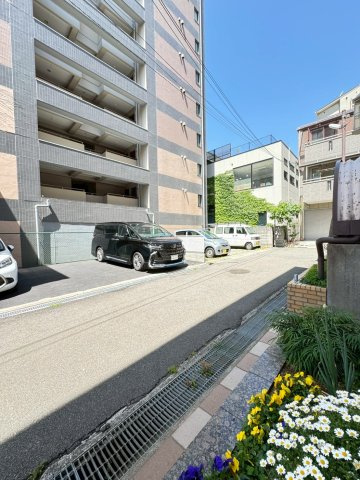 シェイワズリーガルの駐車場