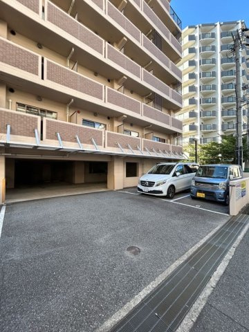 サンクラッソ湊川公園駅前の駐車場