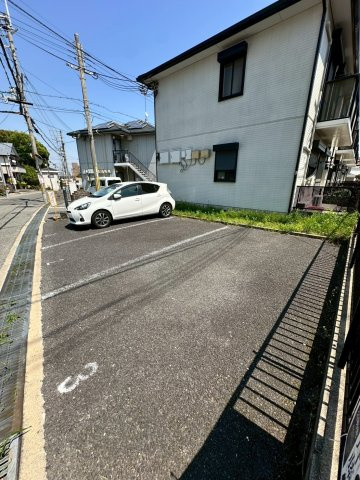 ファミール仁川Vの駐車場