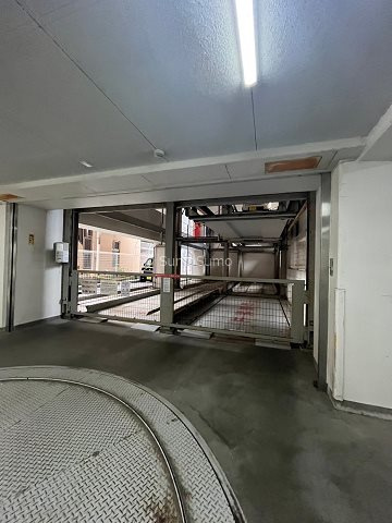 サムティ難波グレイスの駐車場