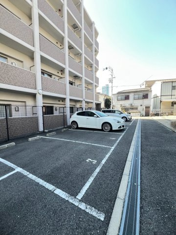 ファーストレジデンス三宮EASTの駐車場