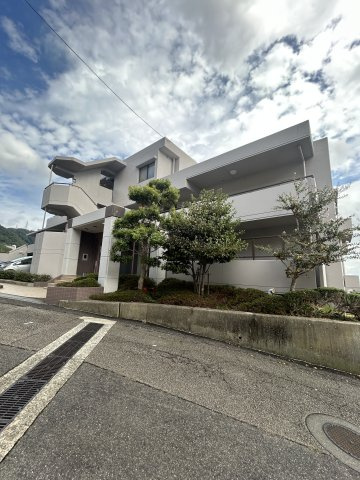 ジオ六甲山手の駐車場