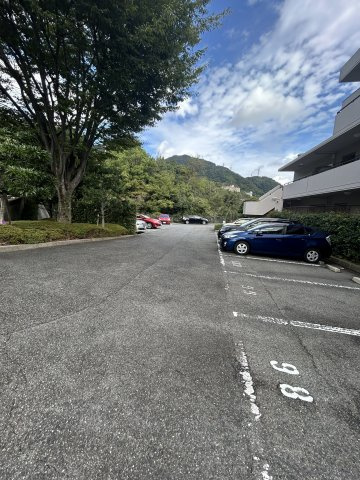 ジオ六甲山手の駐車場
