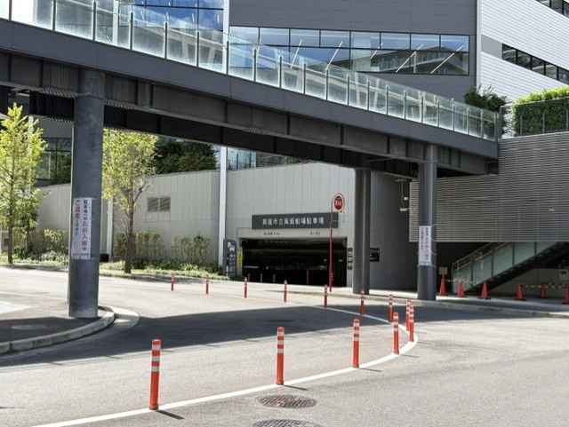 三和理研ビルのエントランス