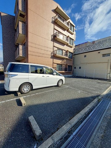 サンセリテ・Ⅲ・源の駐車場