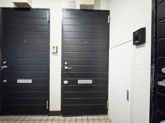 【その他共用部分】 | 皆様をお迎えする、お部屋の玄関ドア。開けやすさや開放角度、ドアノブの操作しやすさや鍵の形状などを、現地で一度ご確認ください。～即日のご見学可能～　お問合せはお気軽にどうぞ。