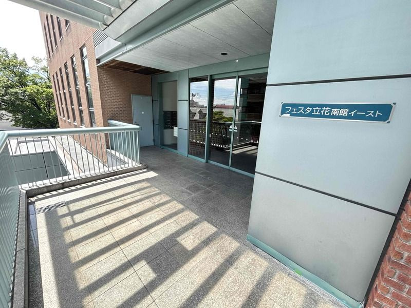 尼崎市七松町１丁目の賃貸マンションのエントランス