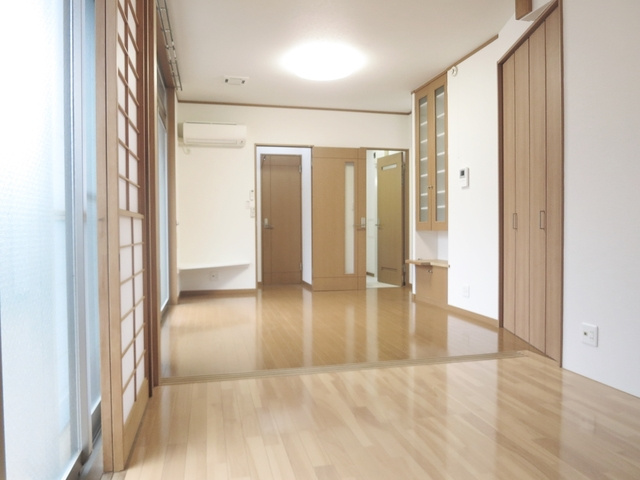 アンビロンＭの内装|広々リビングルーム。