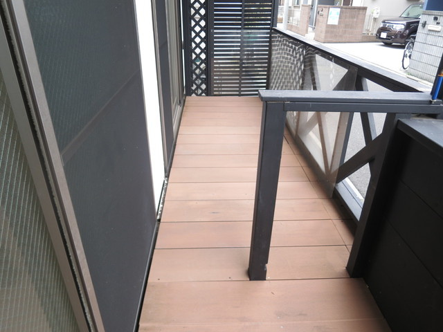 アンビロンＭのバルコニー|ウッドデッキバルコニー。