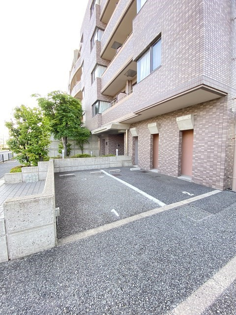 ヒルズ上甲子園の駐車場