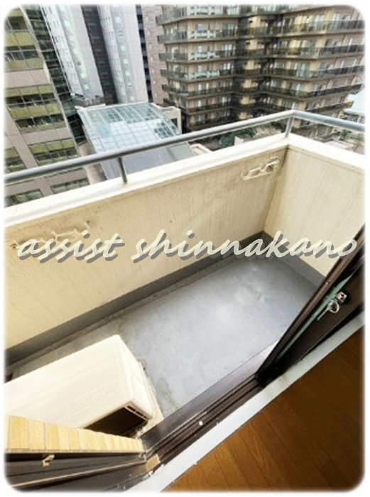 ライオンズマンション西新宿第7のバルコニー|別号室の参考写真です