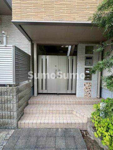 シャーメゾン岡本のエントランス
