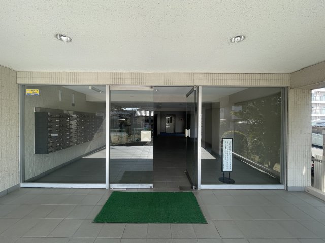 竹ノ塚ビューハイツのエントランス|ドキドキの新生活も、安心してスタート。ぴったりの住まいを見つけませんか？クランディアが一緒に住まい選びをサポートします‼　まずは、お気軽にお問合せください　＃クランディア