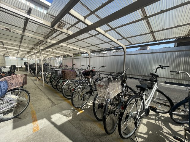 竹ノ塚ビューハイツの駐輪場|ドキドキの新生活も、安心してスタート。ぴったりの住まいを見つけませんか？クランディアが一緒に住まい選びをサポートします‼　まずは、お気軽にお問合せください　＃クランディア