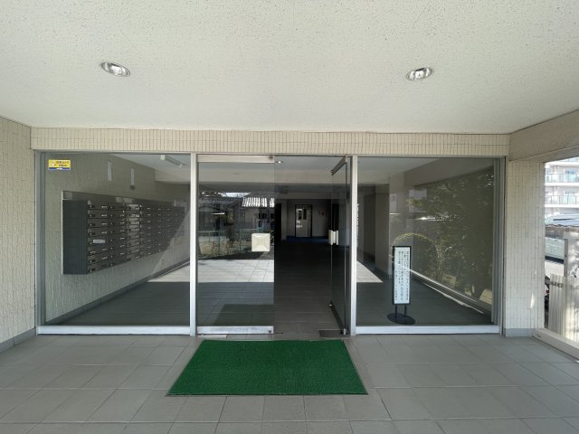 竹ノ塚ビューハイツのエントランス|ドキドキの新生活も、安心してスタート。ぴったりの住まいを見つけませんか？クランディアが一緒に住まい選びをサポートします‼　まずは、お気軽にお問合せください　＃クランディア