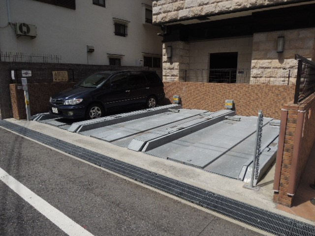 プレサンス三ノ宮駅前プライムタイムの駐車場