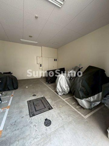 スプランディッド難波Ⅱの駐車場