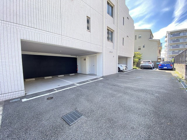 シャトーパルモア阪急六甲の駐車場