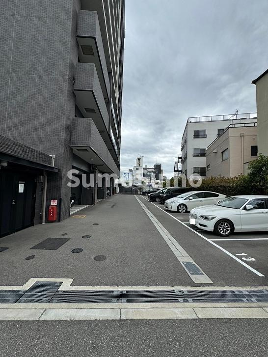 プレサンスロジェ桜川の駐車場
