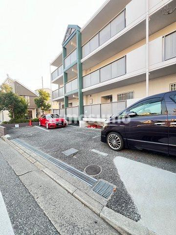 シャーメゾン燦燦 東館の駐車場