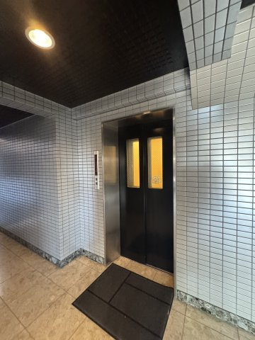 シャトレンうぐいすのエントランス