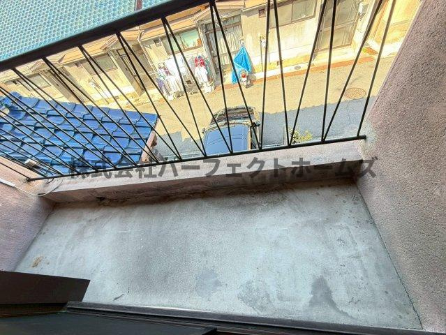 西田住宅のバルコニー|暖かな日差しのふりそそぐバルコニー