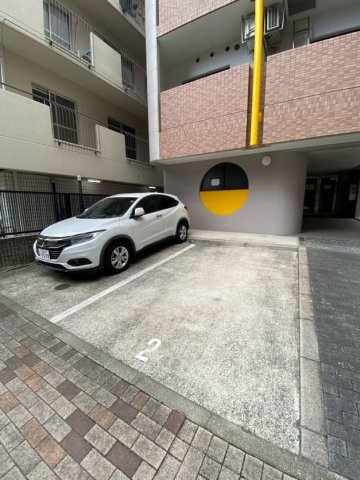 フローラ・02の駐車場