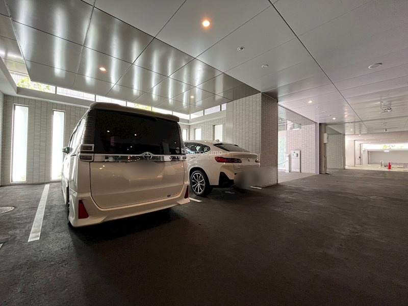 プレミストタワー靱本町の駐車場|車をお持ちの方に嬉しい駐車場付きの物件です