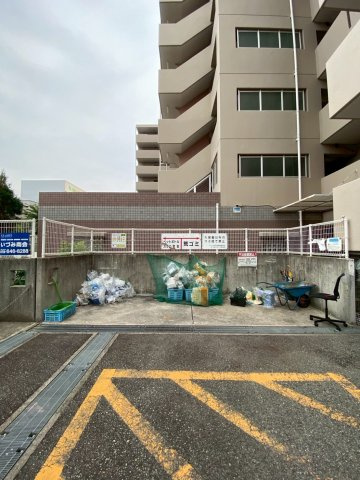 ツイン大開1号館の駐車場