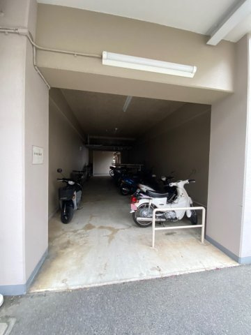ツイン大開1号館の駐車場