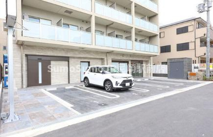 ブロード塚本駅前レジデンスの駐車場|駐車場があるので、車を買う予定の方も安心です