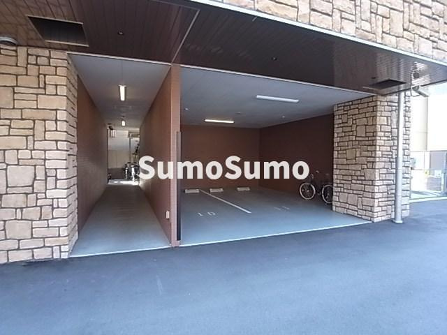 プレジオ神戸WESTの駐車場|車をお持ちの方に嬉しい駐車場付きの物件です