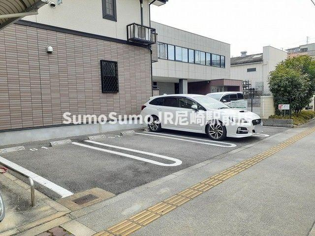 ゾーナ・エストの駐車場|車をお持ちの方に嬉しい駐車場付きの物件です