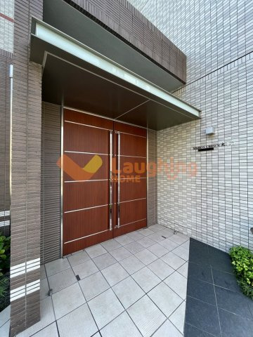 メゾンクラウン大手山のエントランス