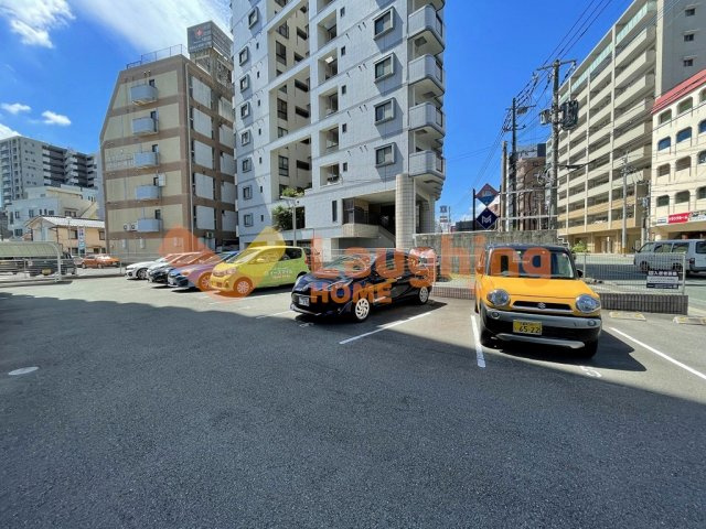 メゾンクラウン大手山の駐車場