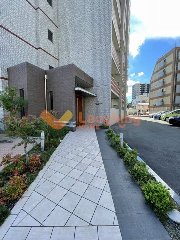 メゾンクラウン大手山のエントランス