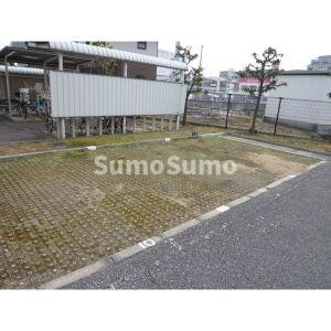 フローラル良元の駐車場
