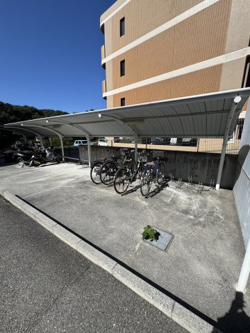 ツルトスコⅡ番館の駐車場