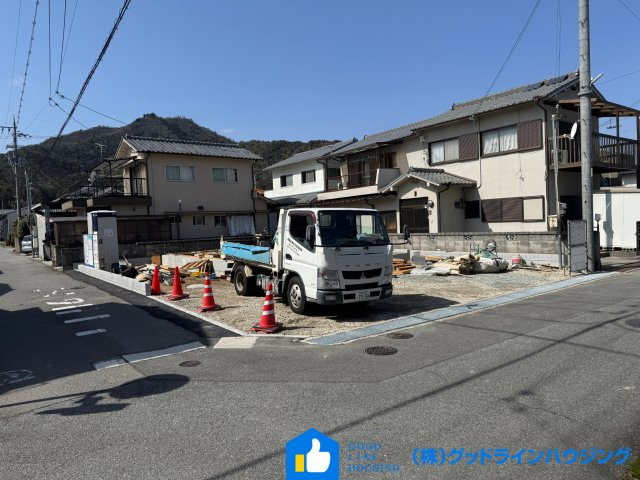 リーブルガーデン高田井町２期　１号棟の前面道路含む現地写真|角地で解放感あり