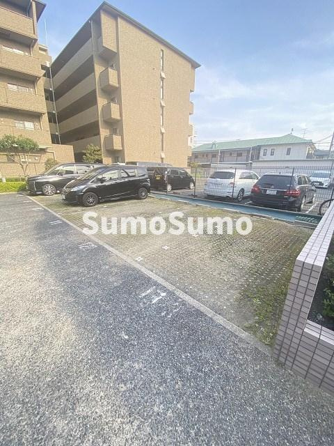 プレミール西宮の駐車場