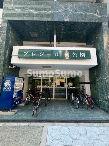 プレジール靭公園のエントランス